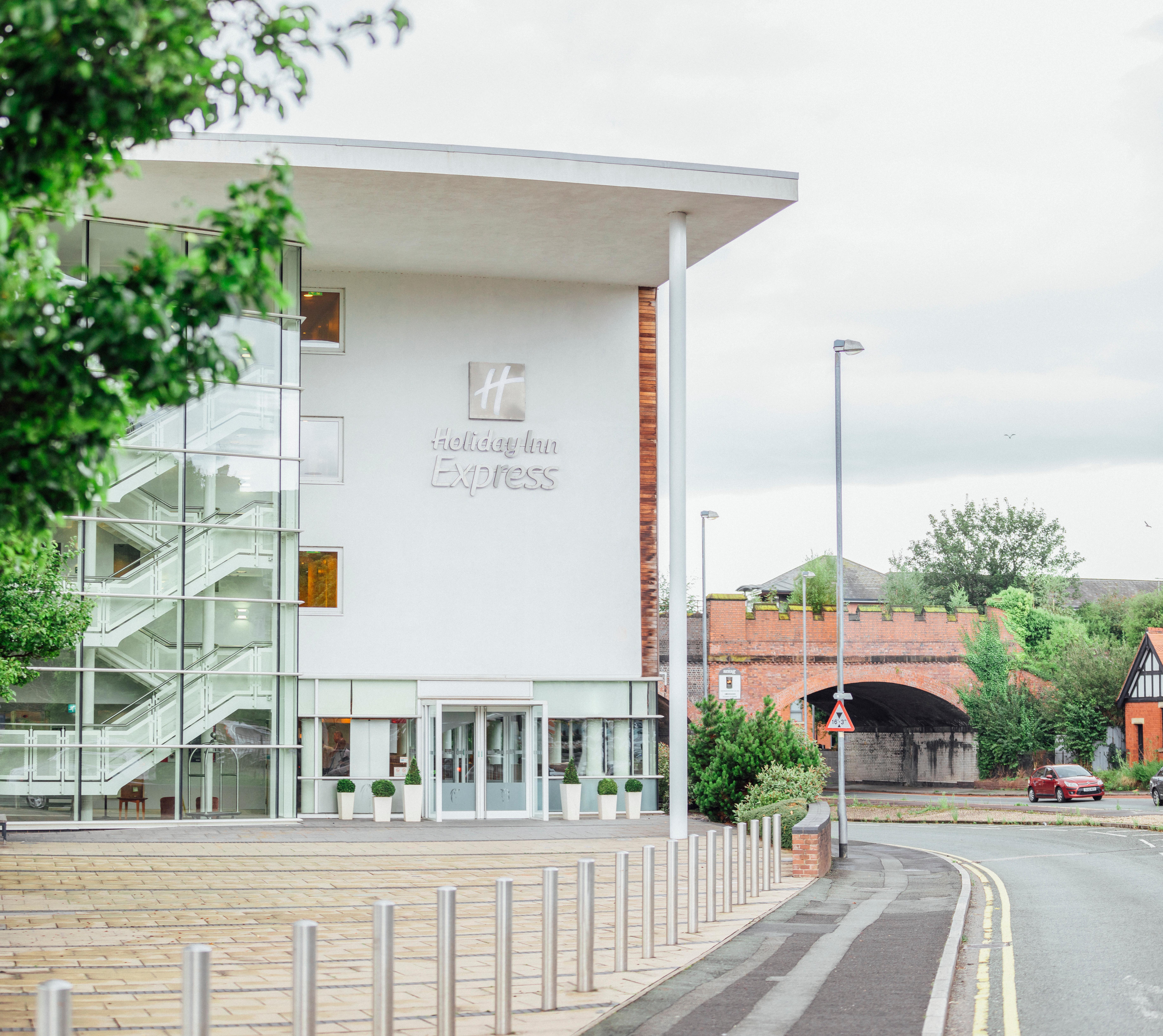 Holiday Inn Express, Chester Racecourse By Ihg Exterior photo