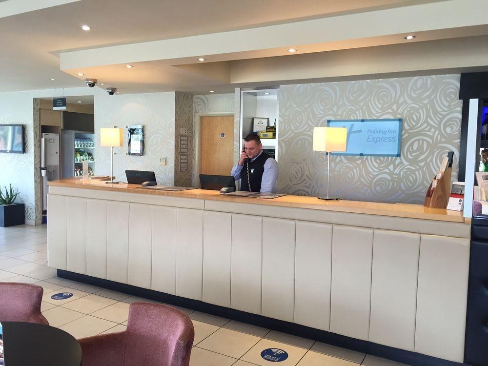 Holiday Inn Express, Chester Racecourse By Ihg Exterior photo